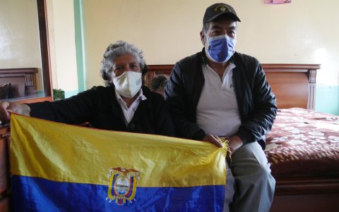 La familia siempre porta la Bandera Nacional cada que compite Richard