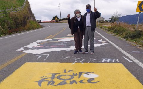 El logo del Tour de Francia está en una de las calles aledañas al domicilio de los padres de Richard Carapaz.