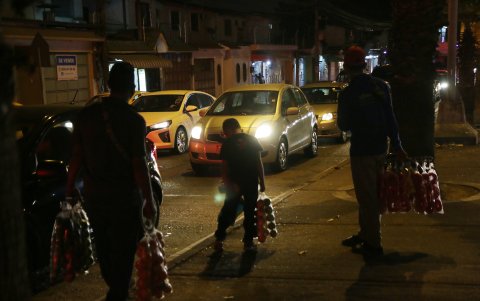 Los menores que trabajan en las calles se arriesgan a ser arrollados por los vehículos.