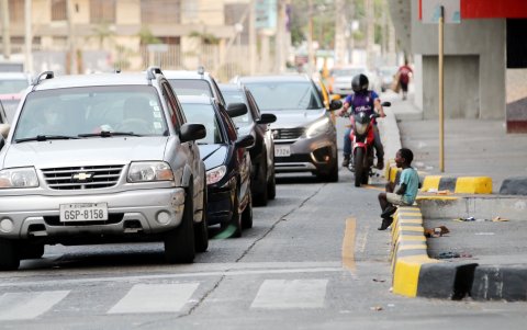 Los menores, según el MIES, piden caridad en compañía de sus padres.