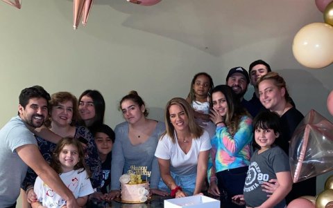 La presentadora con sus familiares, entre ellos, su suegra María Rosa.