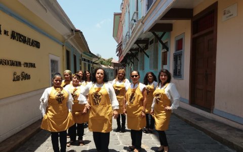 Las mujeres del Colectico Artebarro Meraki prepararon la exposición.
