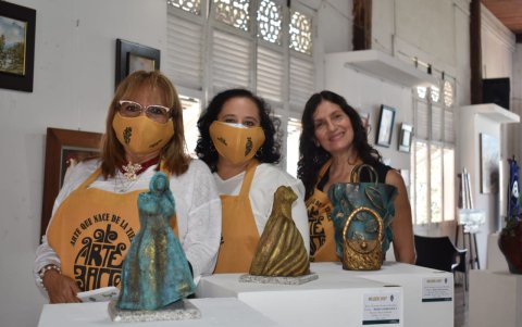 Tres de las artistas posan junto a sus obras en la Asociación Cultural Las Peñas.