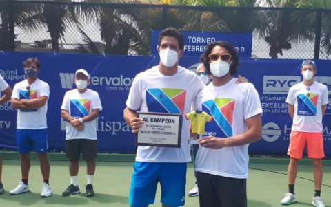 Campeón. Gómez (i) fue monarca en el regreso del  tenis al país en el torneo de Exhibición Nicolás Febres-Cordero Ribadeneyra, disputado a fines de agosto.