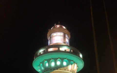 Sitio. Uno de los lugares emblemáticos que se iluminaron de amarillo fue el faro.