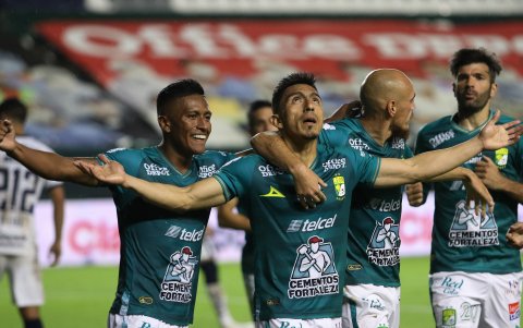 Ángel Mena (c) volvió a ser la figura de León.