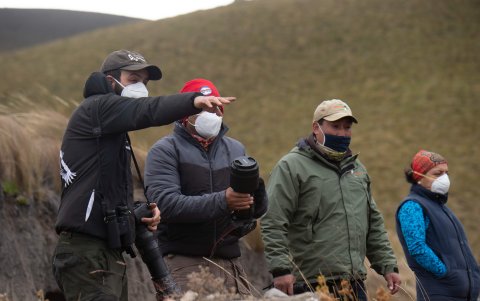 Sebastian Khon (izq.), Director de la fundación Cóndor Andino, habla con Efraín Cepeda (2 ° izq.), Fernando Males y Veronica Enriquez (der.), de la fundación Jocotoco, mientras observan cóndores en la reserva privada Chakana.