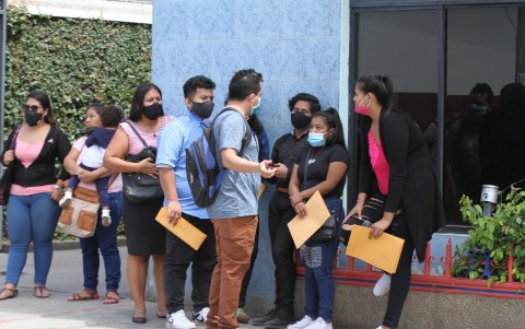 Situación. Los jóvenes se retiraron del sitio luego de entregar sus hojas de vida.