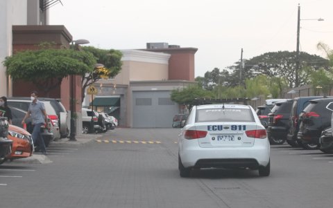 Control. En las plazas comerciales se han incrementado los operativos policiales.
