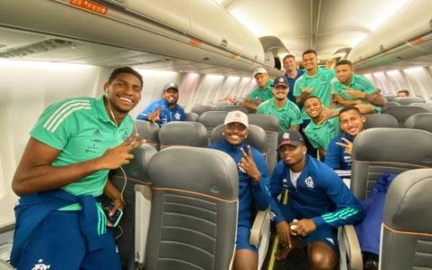 La plantilla del Fla muestra su alegría rumbo a Río tras sumar los tres puntos ante Barcelona.