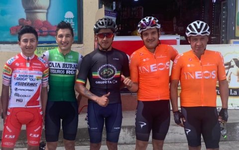 Jorge Montenegro y Richard Carapaz, juntos en el centro, tienen una gran relación profesional y de amistad.