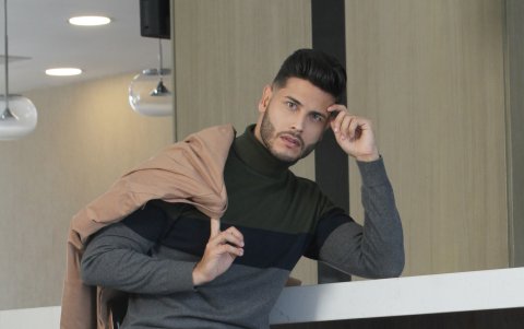 Si combina una camisa cuello de tortuga con un blazer transmite más elegancia.