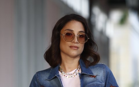 Chaqueta con el bordado de un cangrejo y cucarachas.