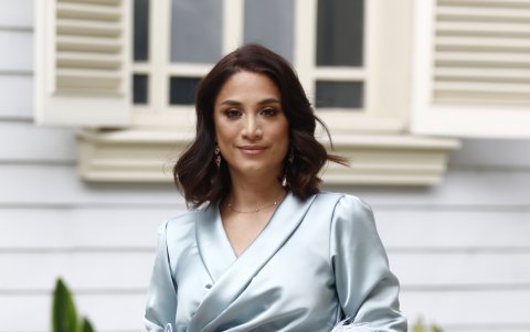 Disfruta usar elementos llamativos como las plumas.