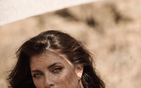 Es licenciada en Comunicación Social y maquillista profesional.