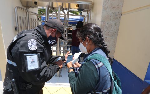 Los guardias controlan el ingreso de las personas al campus.