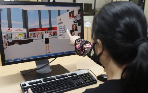 En esta edición, los visitantes pueden visitar la FIL desde cualquier parte de la ciudad y el mundo.