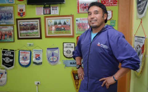 El profesional del elenco militar muestra los recuerdos que tiene en su consultorio.