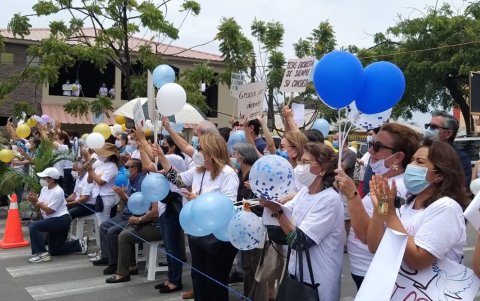 Decenas de fieles acudieron al encuentro para despedir a los sacerdotes.