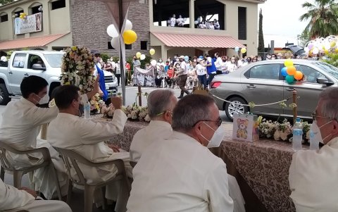 Los sacerdotes y miembros de la iglesia saludaban y recibían con cariño cada uno de los gestos ciudadanos.
