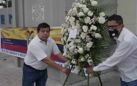 El acto incluyó la colocación de una ofrenda floral al pie del monumento Los Héroes, en Guayaquil.