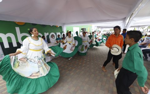 Folclor. Bailarines y una banda musical, pusieron la cuota artística previo al recorrido.