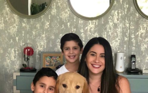 Con sus hijos y su mascota, Capri.
