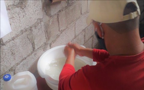 En los burdeles, se deberán colocar recipientes de desinfecciones en los baños y áreas comunes.