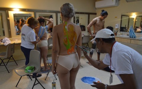 El Mono Machín va tomando forma en el cuerpo de una de las modelos.