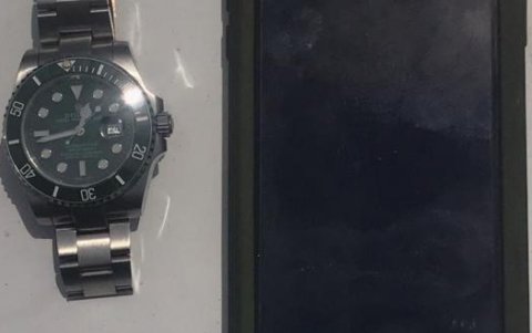 El reloj y el celular del que fueron sustraídas al director del BSC.