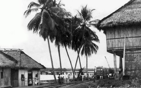 En Puerto San Lorenzo en el año 1959, los habitantes esperan el tren en el muelle.