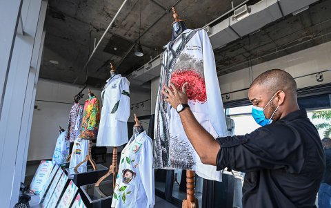 La subasta por bata partirá de mil dólares.