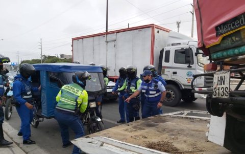 Control. En el operativo también participaron agentes de la policía.