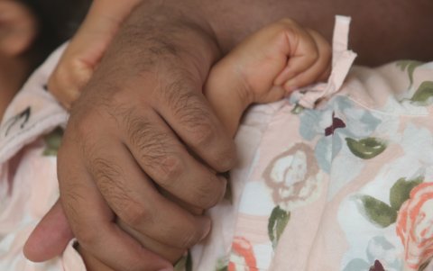 Martina nació con 30 centímetros de perímetro cefálico, cuando lo normal es 35, explica la mamá.