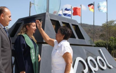 Ruth Ramos recibe la bendición de su abuela Teresa Soriano y Enrique Ramos.