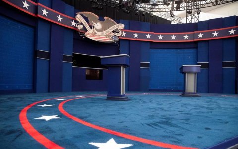 El estrado antes del debate.