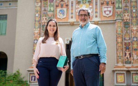 Camila Morales Nava, con su profesor y mentor Carlos Cabrera.