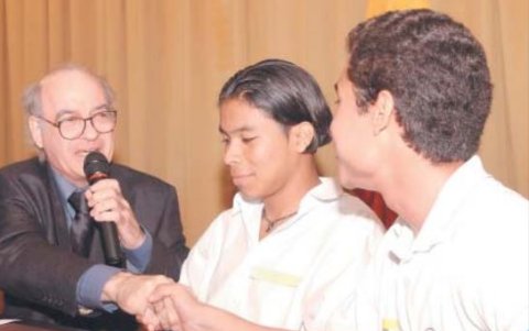 El dibujante argentino Quino con estudiantes del colegio Gustavo Galindo  de Guayaquil durante el foro sobre Educación.