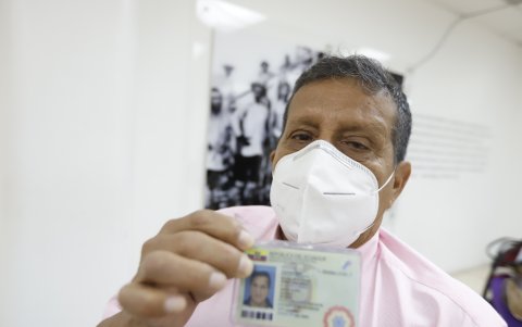 Osvaldo González muestra la foto de su hermano Jorge, a quien lo busca desde marzo.