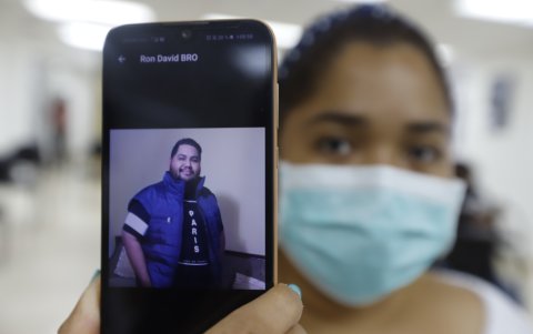 Lupe Gualpa muestra la foto de Ronald, quien falleció por coronavirus en abril y desde esa fecha busca su cuerpo.