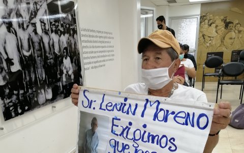 David Gutiérrez busca el cuerpo de su padre, Romero, quien falleció por coronavirus.