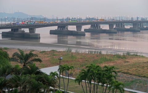 Desde el Puente de la Unidad Nacional y los edificios de Entre Ríos se observan esos macrolotes de tierra sólida que se han formado tras el retiro de las aguas. Otra problemática que afecta a La Puntilla