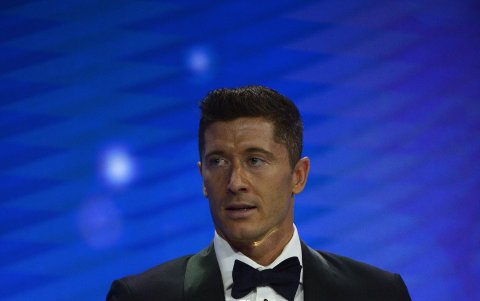 Robert Lewandowski posa con el trofeo que le identifica como el mejor jugador del año para la UEFA.