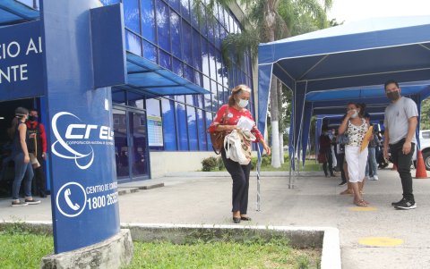 Las filas que se han formado en esta semana en la oficina de CNEL en Garzota.