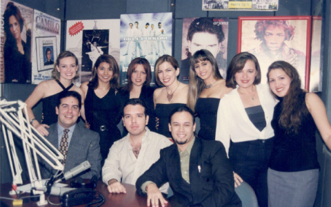 Foto del recuerdo con los expresentadores de la emisora que está de fiesta.