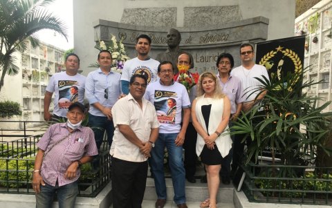 El Grupo Cultural Julio Jaramillo, así como familiares y amigos estuvieron presentes en el homenaje.