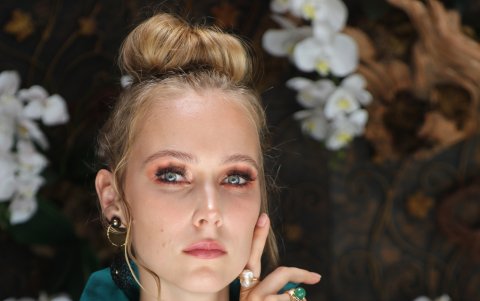 El cabello recogido es una opción para el día y la noche.