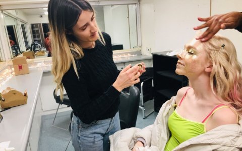 La maquilladora de 'Euphoria', Daniella Davy, trabajando en el personaje de Jules.