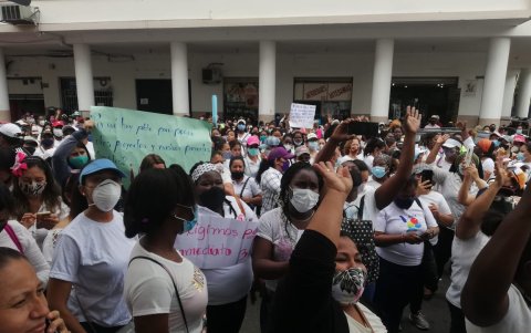 Organizaciones sociales marchan a la Gobiernación de Guayas por la deuda del Gobierno a Centros de niños, adultos mayores y personas con dispacacidad.