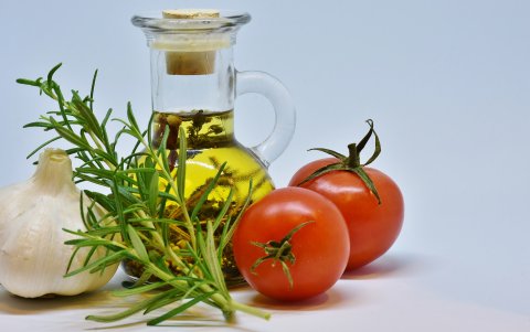 En la dieta se deben incluir grasas buenas como la del aguacate, aceite de oliva y omega 3.